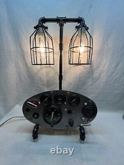 Lampe de bureau avec tableau de bord d'un camion vintage / coin de l'homme cave